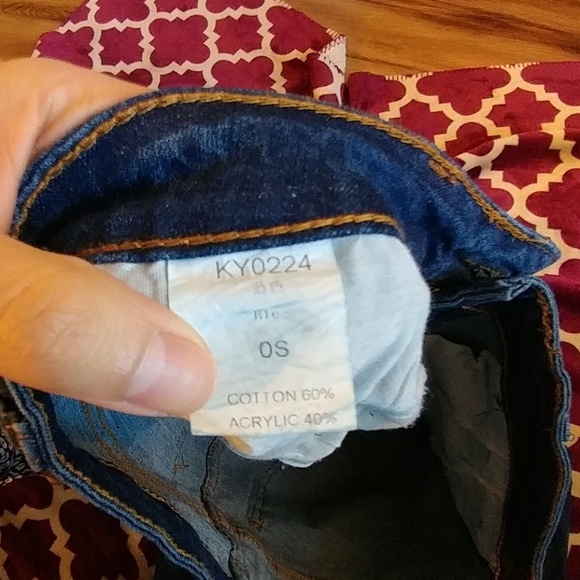 Boyfriend ripped jeans with rolled cuffs. Size 0s - Picture 3 of 5